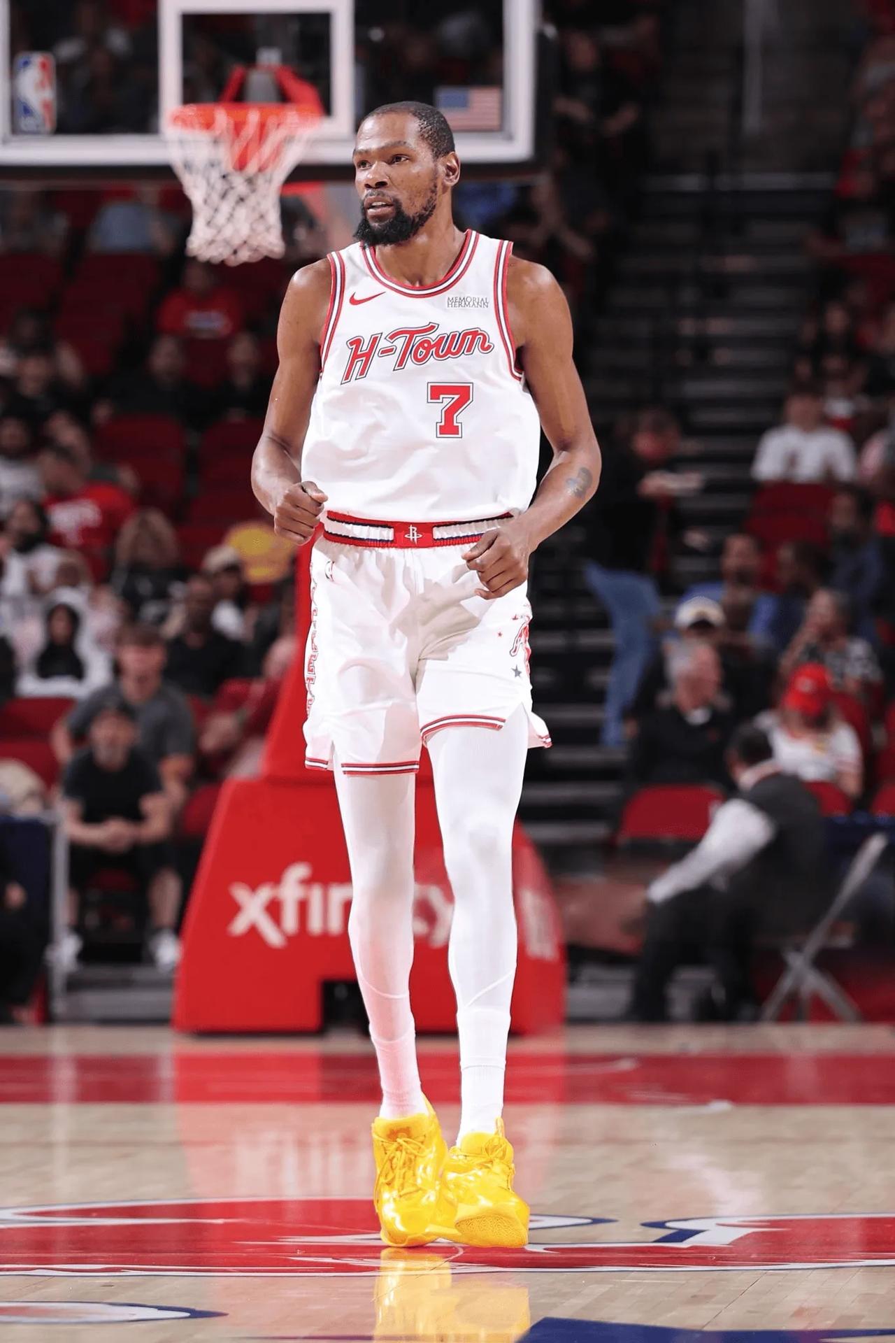 杜兰特今天又打了39分钟！准确点说是39分钟18秒，要知道今天这可是背靠背的比