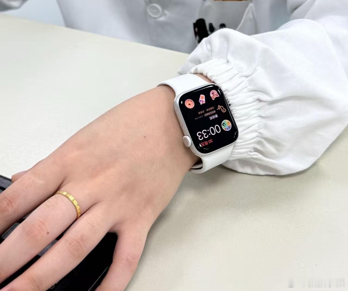 来医院复查发现医生也佩戴AppleWatch，用的表盘还是模块表盘。看来App