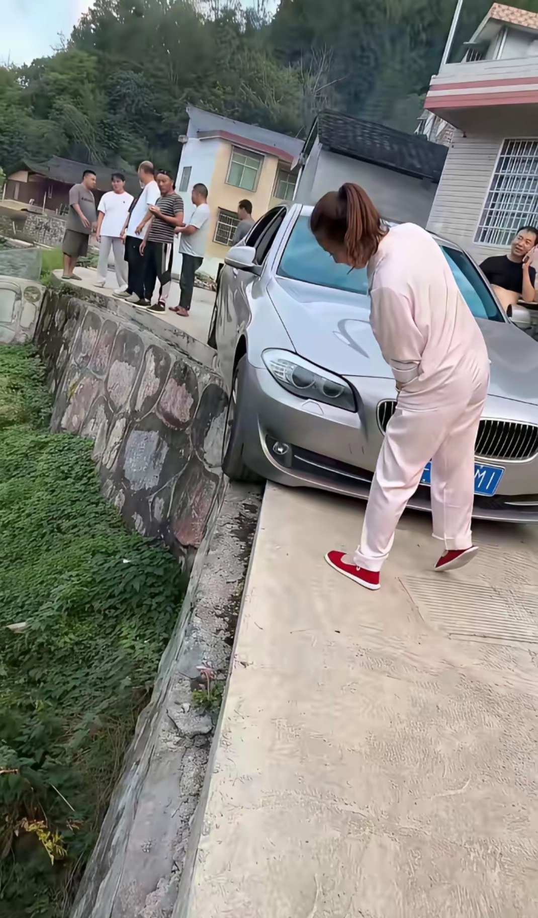 这停车水平不是盖的，一般人还真没这水平，进退两难啊[捂脸哭]​​​