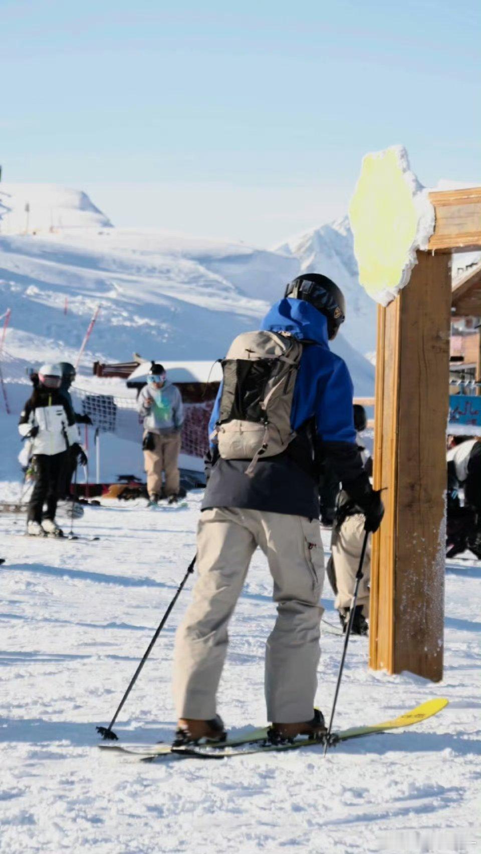 王一博滑雪的时候还背了一个小书包啊啊啊啊啊萌萌萌
