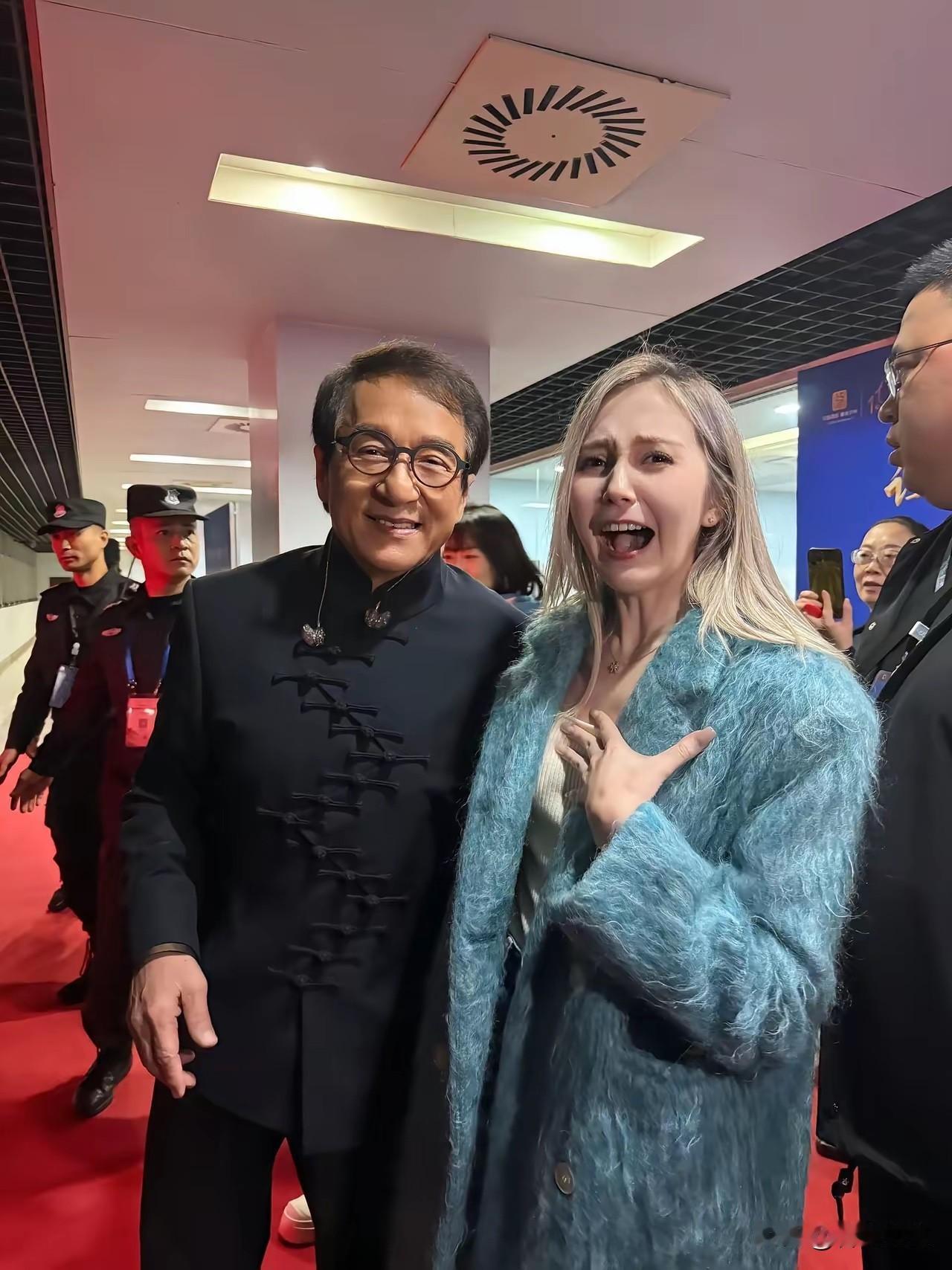 成龙老师旁边那个美女看着好眼熟，就是叫不出名字来！[捂脸哭][捂脸哭][捂脸哭]