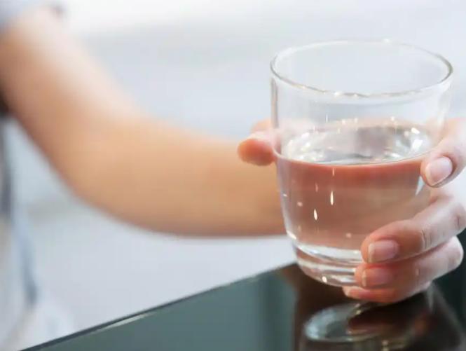 肺癌来临，看喝水就可以知道，医生：患肺癌的人，喝水有3个表现 很多人喝水只盯