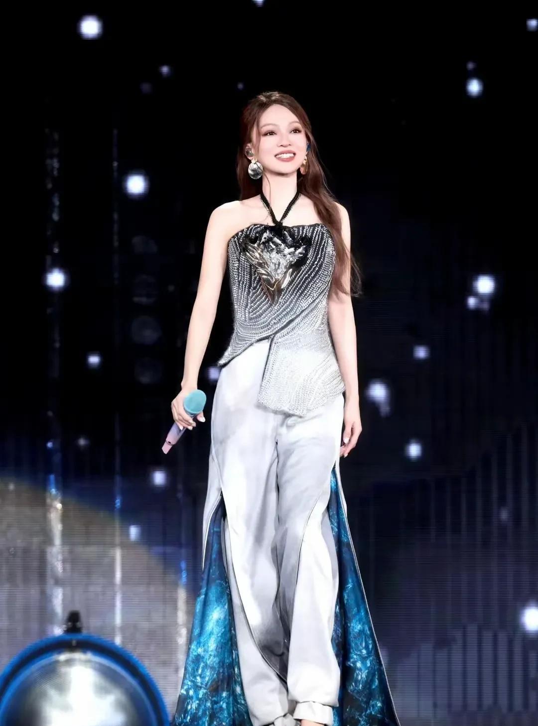 张韶涵兰州演唱会，再次美出新高度。带着大珍珠当配饰，不仅仅她的造型师是天才，造