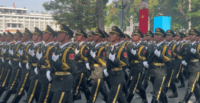中国人民解放军仪仗司礼大队近日“亮剑”越南胡志明市参加纪念庆