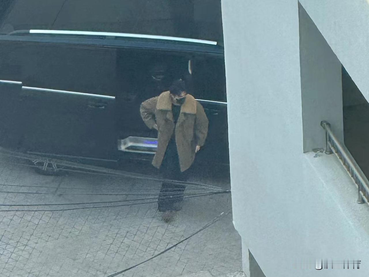 当那辆黑色保姆车门滑开，你以为会看到那个熟悉的清爽短发？错了。王楚钦顶着一头