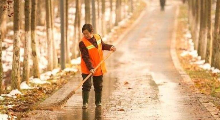 山东，一39岁环卫大姐清晨扫街道时，听到绿化带里有“哼唧”声，她小心扒开一看，发