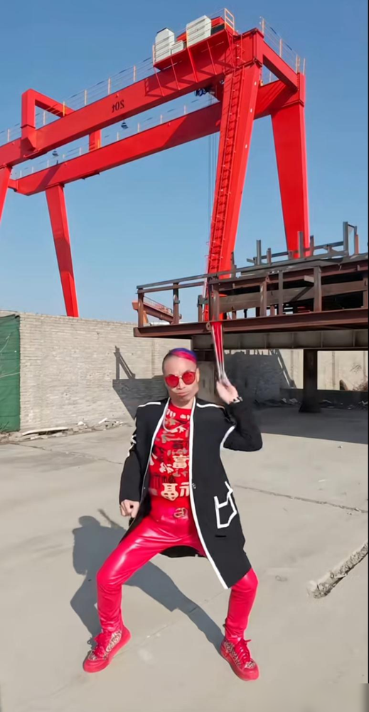 葛兵兵，中集集团电焊工，江苏南通人，外号“焊武帝”，一身粉色穿搭，站在龙门吊跟前，跳起了他标志性的魔