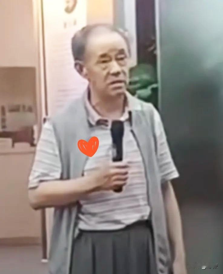 三十年多前和这个老东西有过一面之缘。老家的长辈入手一幅倪瓒的条屏，宝贝得不行。