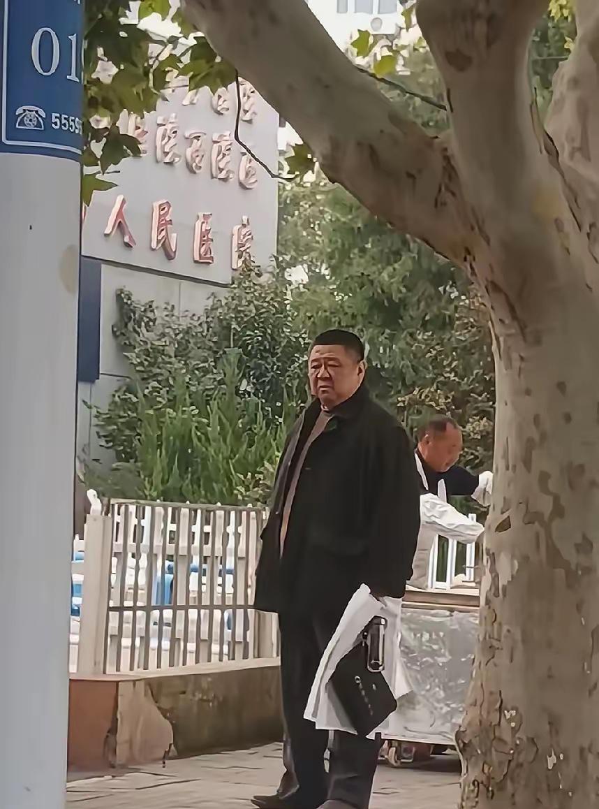 这个人是谁？一看就似曾相识，就是想不起来。有谁知道？