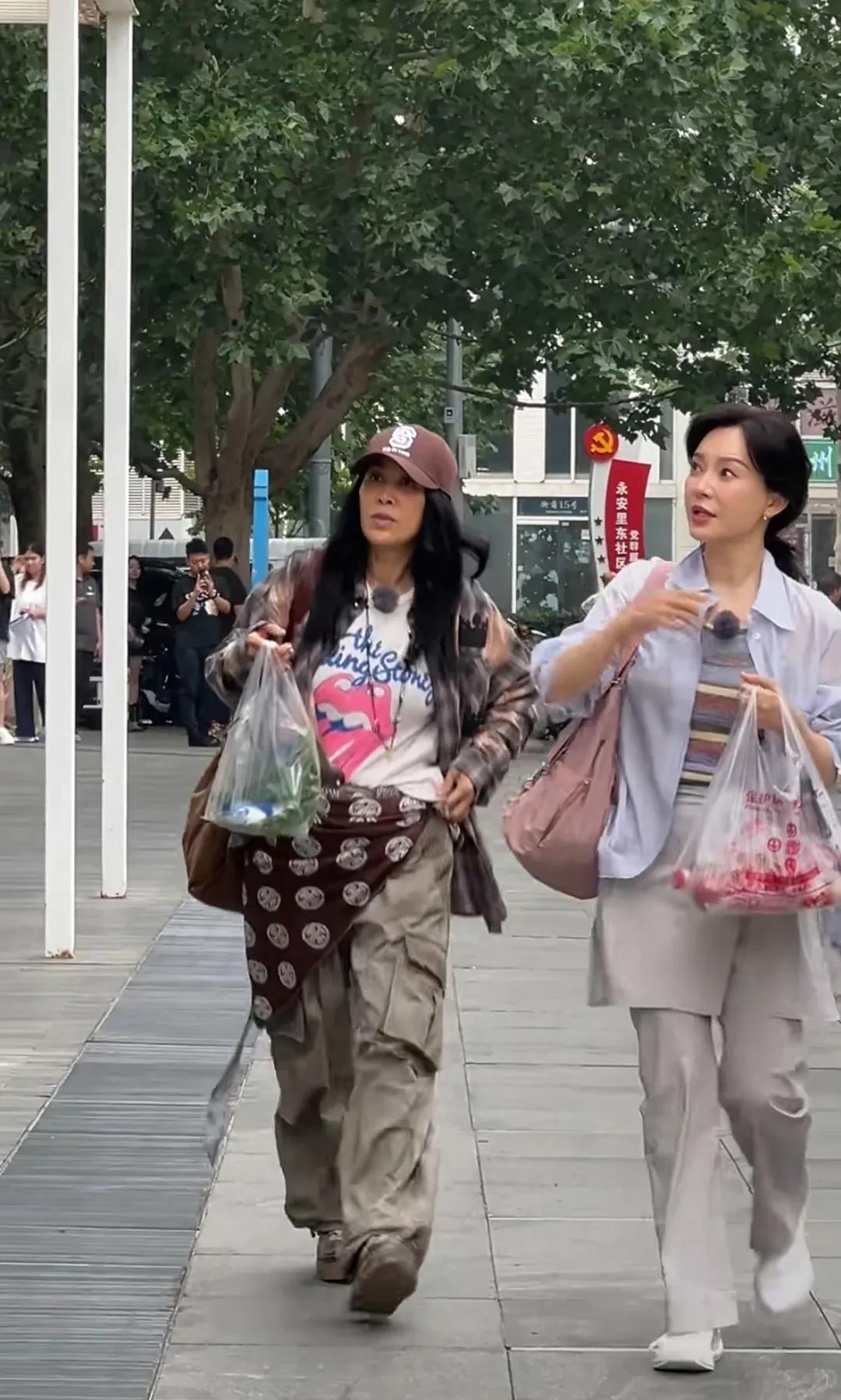瞧，一个明星的衣品有多重要！街头遇见那英和陈数录综艺，陈数皮肤白皙，优雅的气质