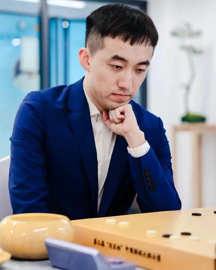 春兰杯决赛第二局，杨楷文九段执白对弈朴廷桓九段。杨楷文若胜，将夺得首个世界冠军！