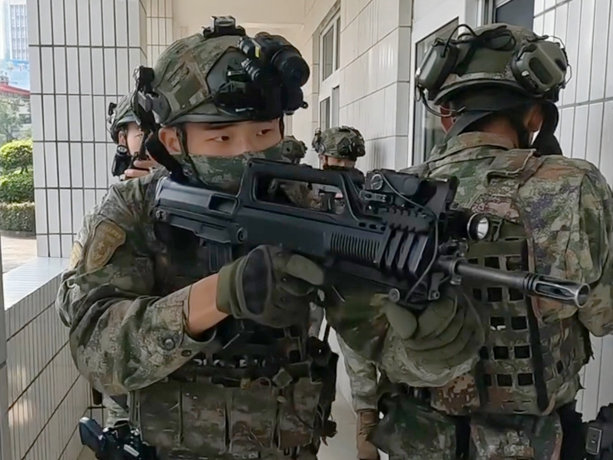 驻🇲🇴单位战士自购的昊阳95/1战术导轨