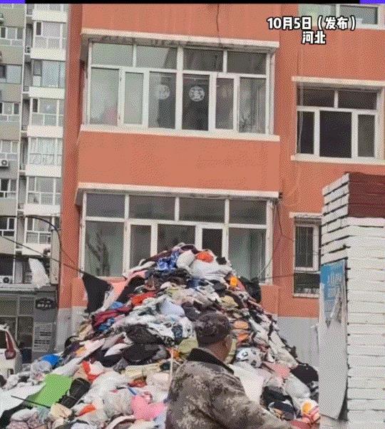 万万没有想到，河北，一老人平日里爱捡垃圾，家中垃圾塞得满屋都是，而且整栋楼也受其