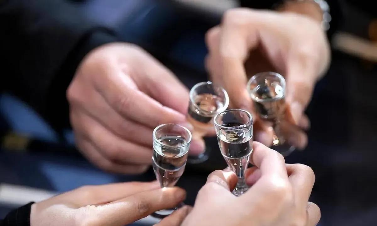 湖南浏阳，一男子于酒店举办乔迁宴。期间，同村的一位村民不请自来，还在宴席上饮酒致