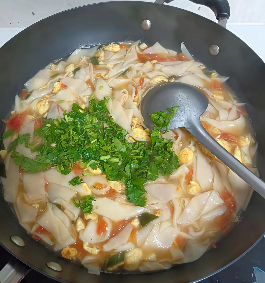 番茄鸡蛋面。好看又好吃。酸酸的。我也喜欢煮番茄汤。[大笑]面条、面叶、面皮一样的