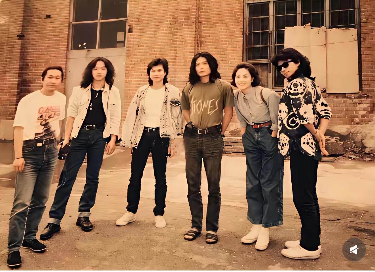 一张旧照片好几个问题，那么请问，好奇王菲的鞋有点像袜靴不过那个年代还没出现吧