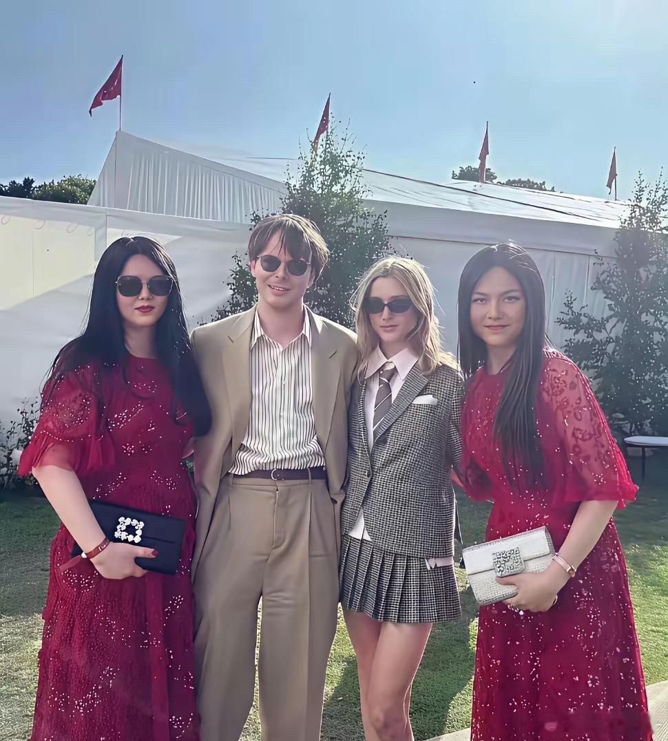 李湘这是在培养第二个自己呀。王诗龄审美都向妈妈看齐