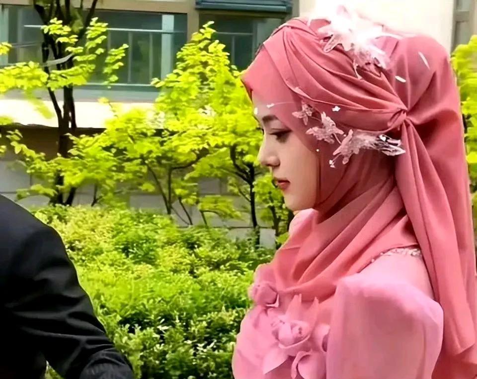 甘肃一回族新娘因长相绝美引发热议，网友：这是我理想中的儿媳妇。最近，一段回族新