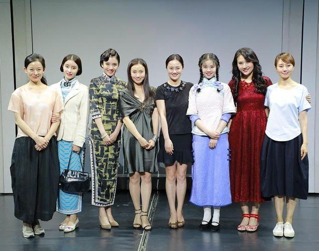 这张照片是话剧《狂飙》新老两代演员聚首时的合影：我只认出了清姿雅质的袁泉，笑