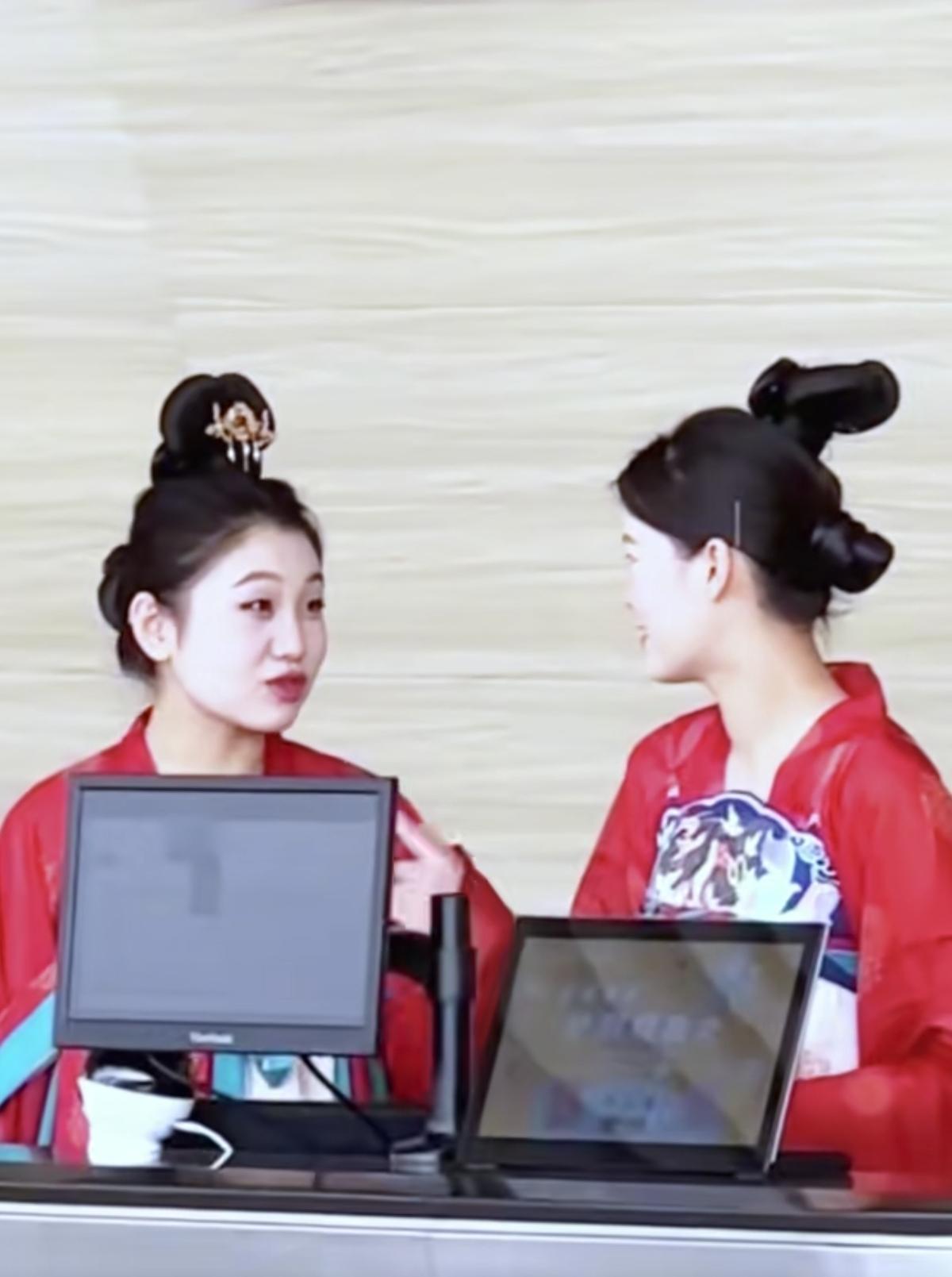 广州白云机场，这是穿越啦！工作人员身穿汉服，在机场的各个岗位，开展工作。非常具有