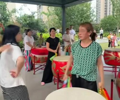 即将高考，大妈却打鼓扰民！物业、警察来了都不管用，简直嚣张至极！网友扒出绿衣大妈