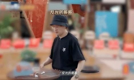 是王铮亮的恶评热狗你别听披哥里王铮亮这波“恶评”太逗了！“闪光的哥哥出宿舍”提