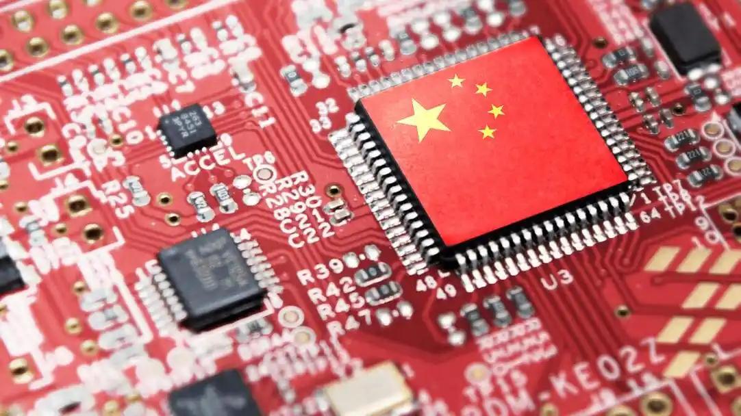 中美芯片之争，美国浪费了四年才发现自己上当了，在这四年中，中国采用你打你的，我打