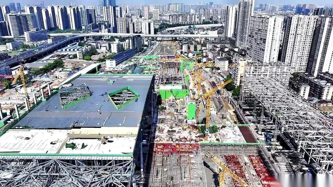 很多人还不知道，成都正在憋一个大招。一个全新的成都站，正在拔地而起。它不是简单