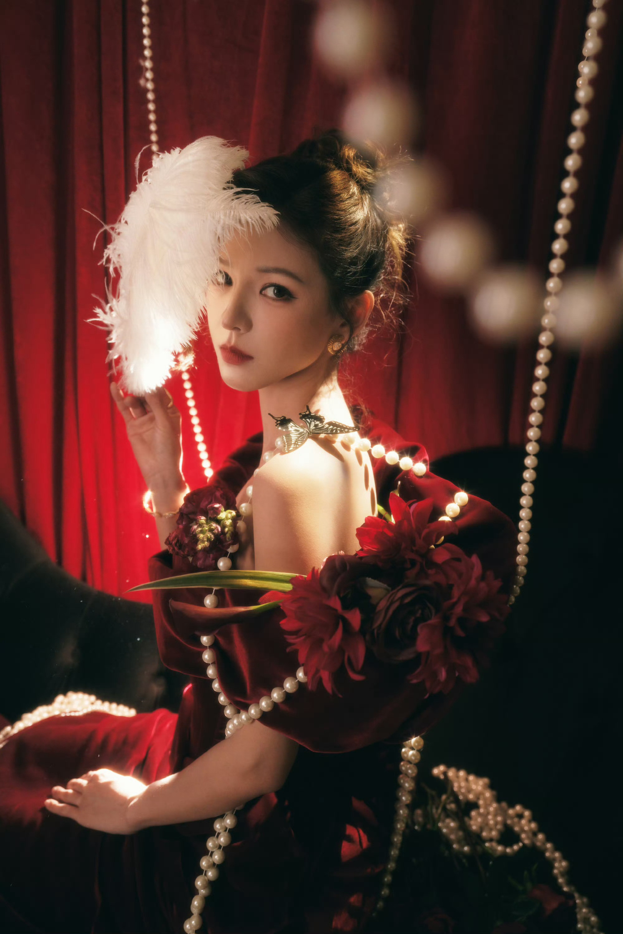 张予曦丝绒承韵，蝶影栖肩。以复古之姿启程，让优雅先于脚步抵达现场。化妆：张予曦