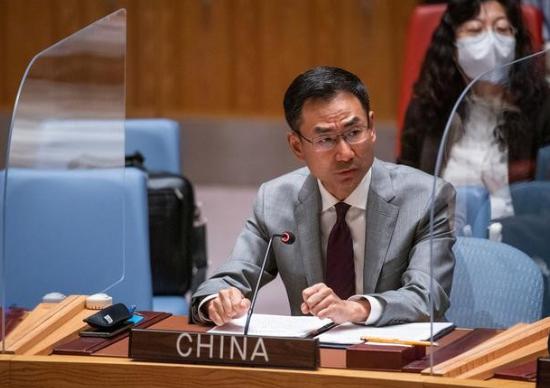 为什么欧美会直接把俄罗斯这么大的市场让给中国？其实，西方原本是想彻底封锁俄罗斯，