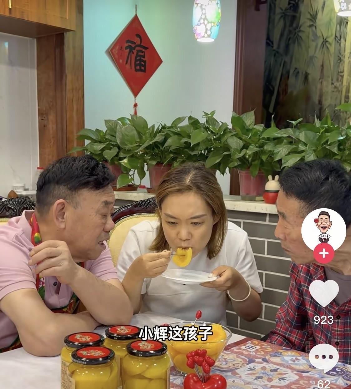 刷抖音刷到杨家老三杨伦。杨伦对闺女抱怨说，小辉这孩子，嘴又馋身又懒，在你老伯直