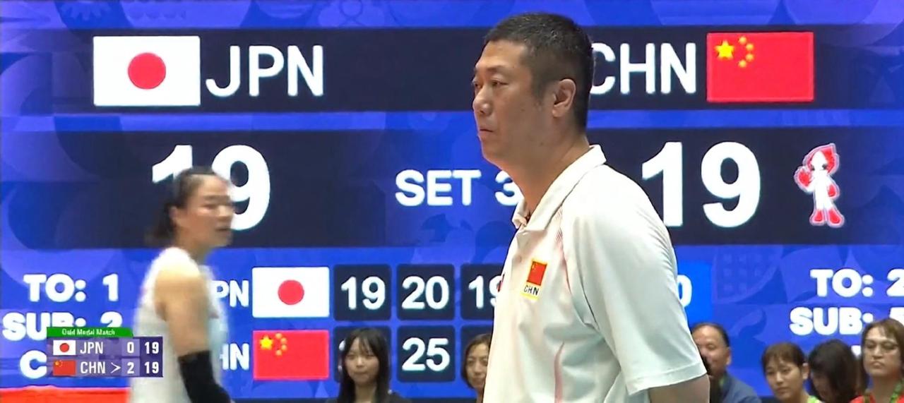 日本女排万万没想到！中国女排主教练赵勇在第三局2：10叫光暂停后，做了三个意想不