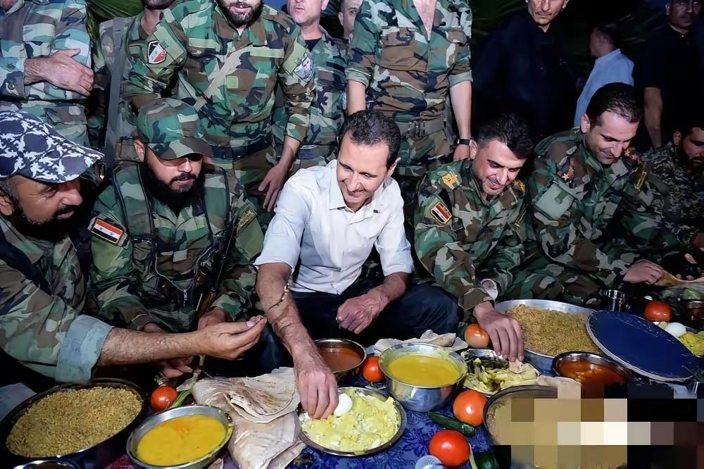 看看巴沙尔跟士兵一起吃饭，这大番茄看着多鲜艳漂亮。我们这里番茄涨了都吃不起了。