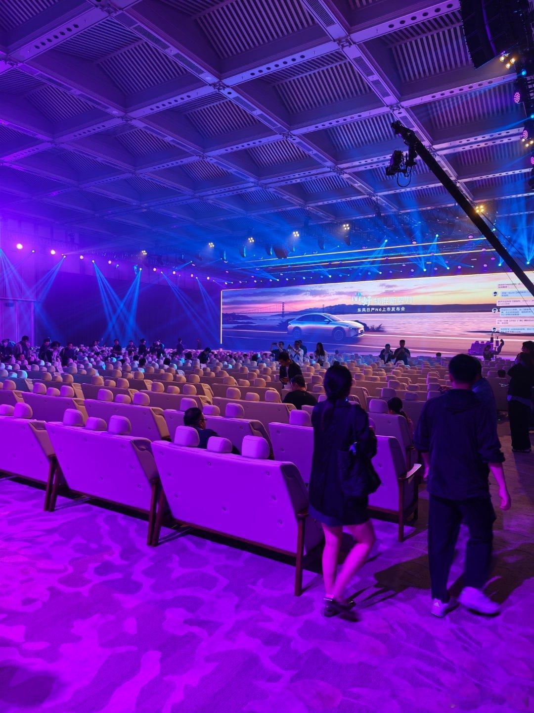 绝了啊！史无前例！这才是真“沙发厂”你还真别说，这个日产N6后排座椅做的大沙发，