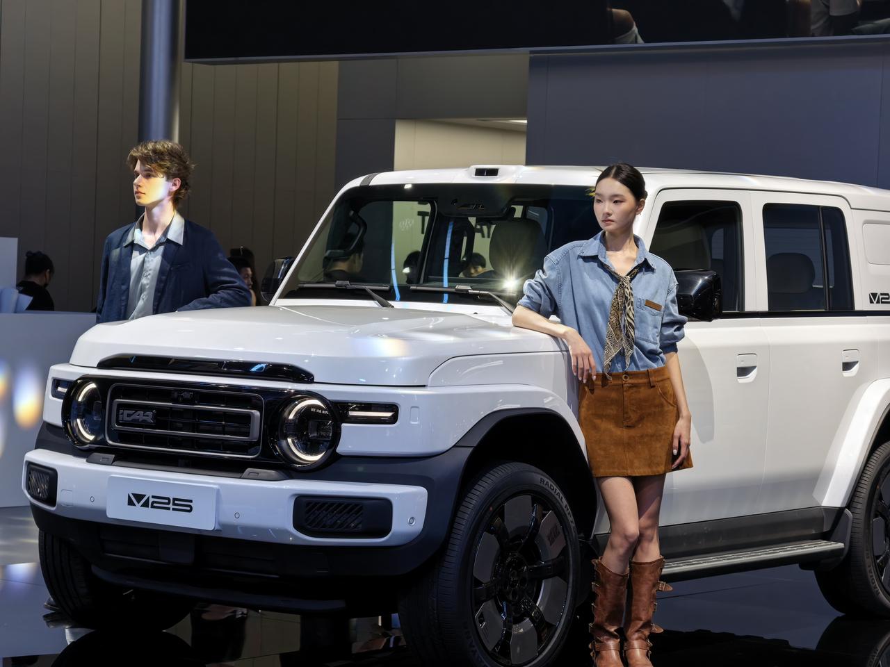 iCARV25这台15万级SUV确实有点东西。硬朗方盒子造型、265mm宽胎+