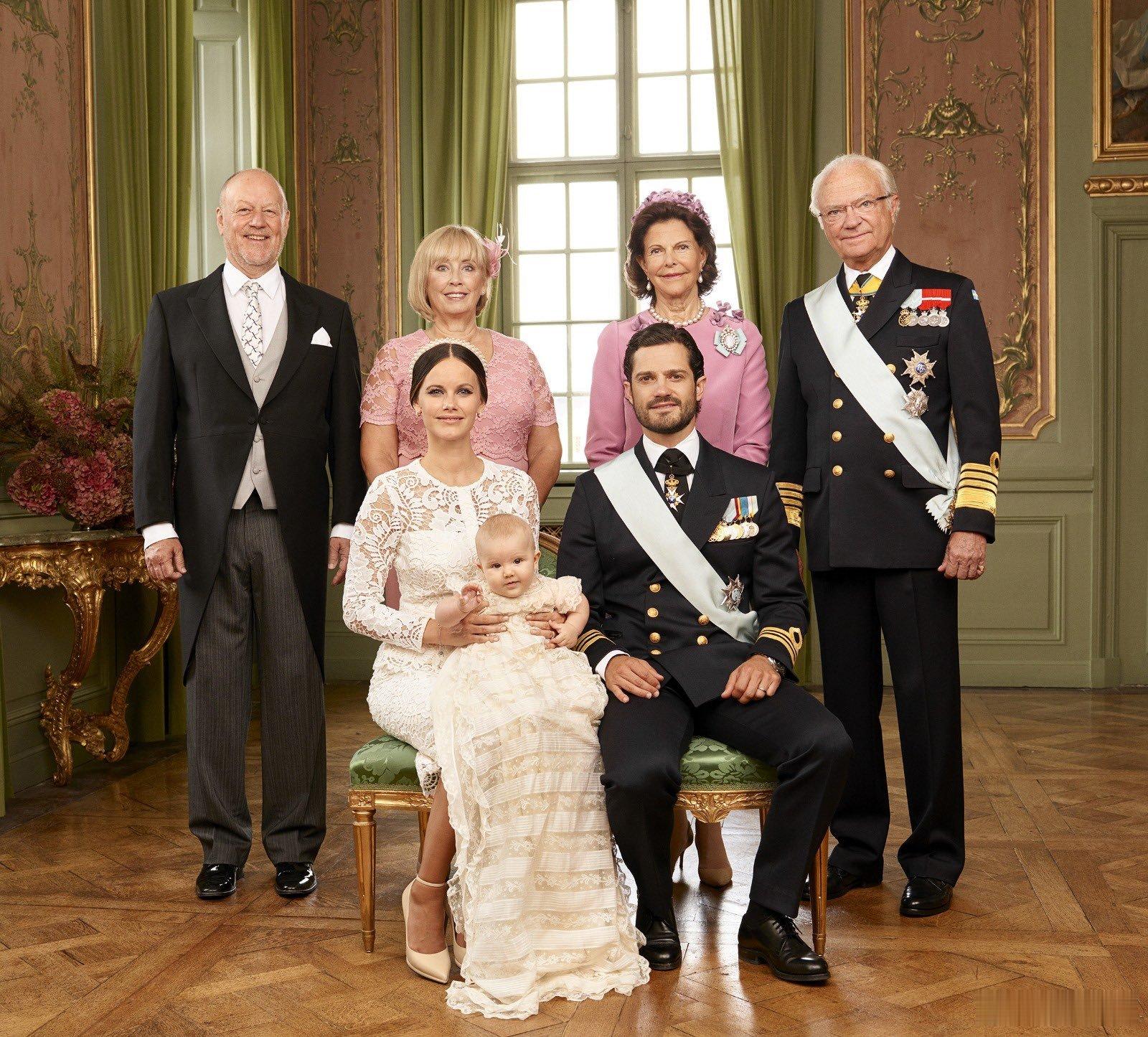 瑞典王室🇸🇪卡尔·菲利普王子和索菲亚王妃四个娃的洗礼官方合影。亚历山大王子