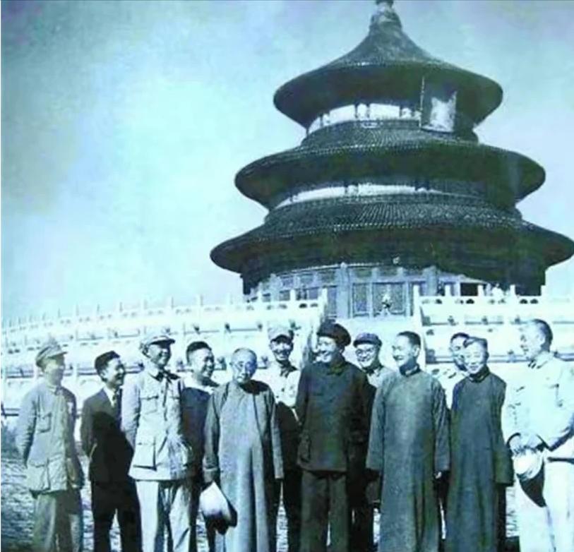 1949年9月，大清官员陪同毛主席游玩天坛，突然毛主席问大清官员：“见过