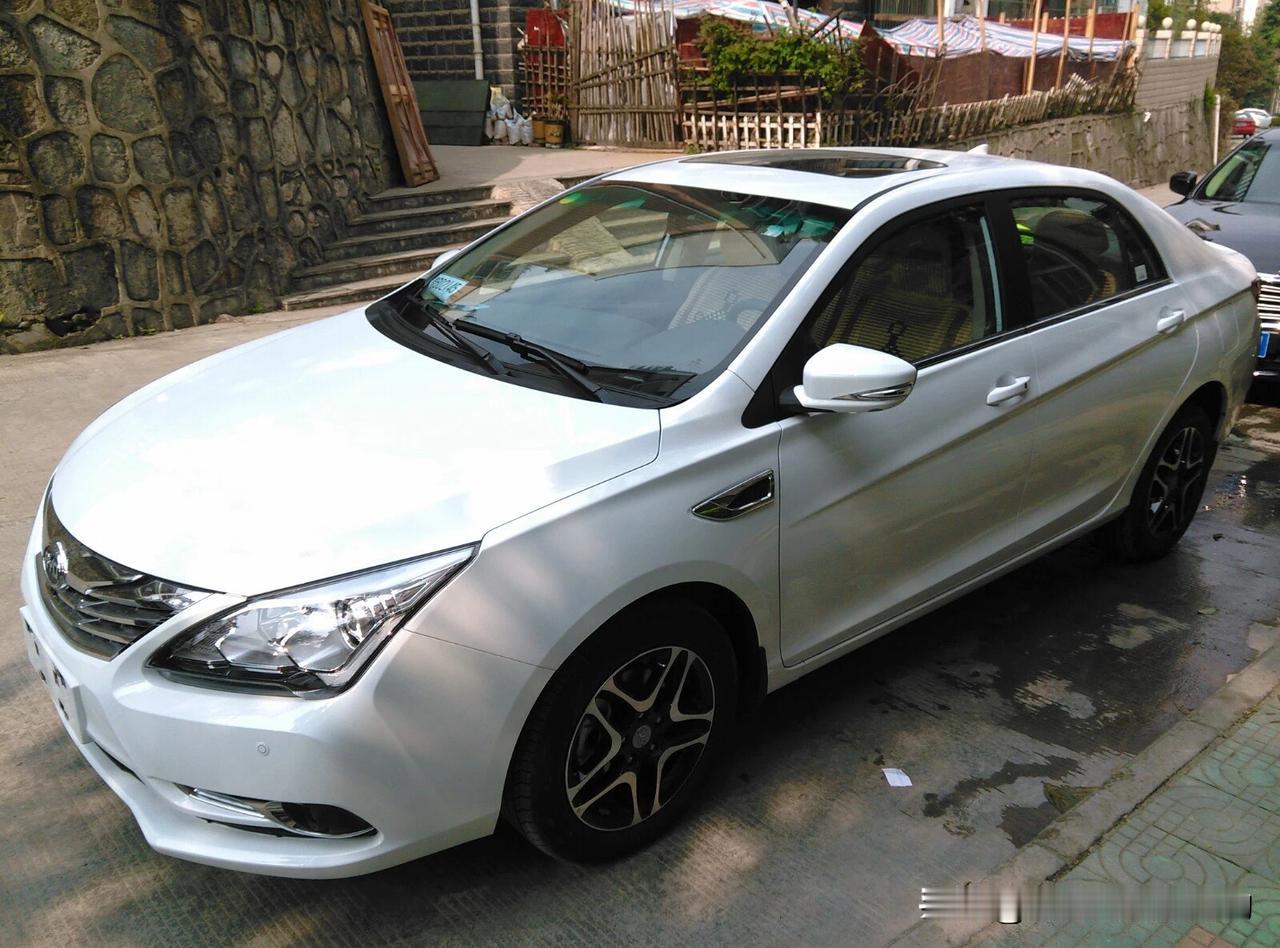 我这辈子估计要死磕比亚迪了，2015年购买人生第一辆车比亚迪G5，当时就把下一个