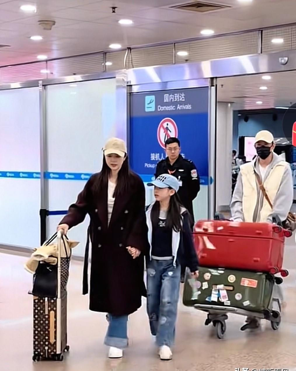 前夫被娱乐圈除名，女儿被千万网友捧在手心。你有没有发现，离婚后的董璇，活成了2