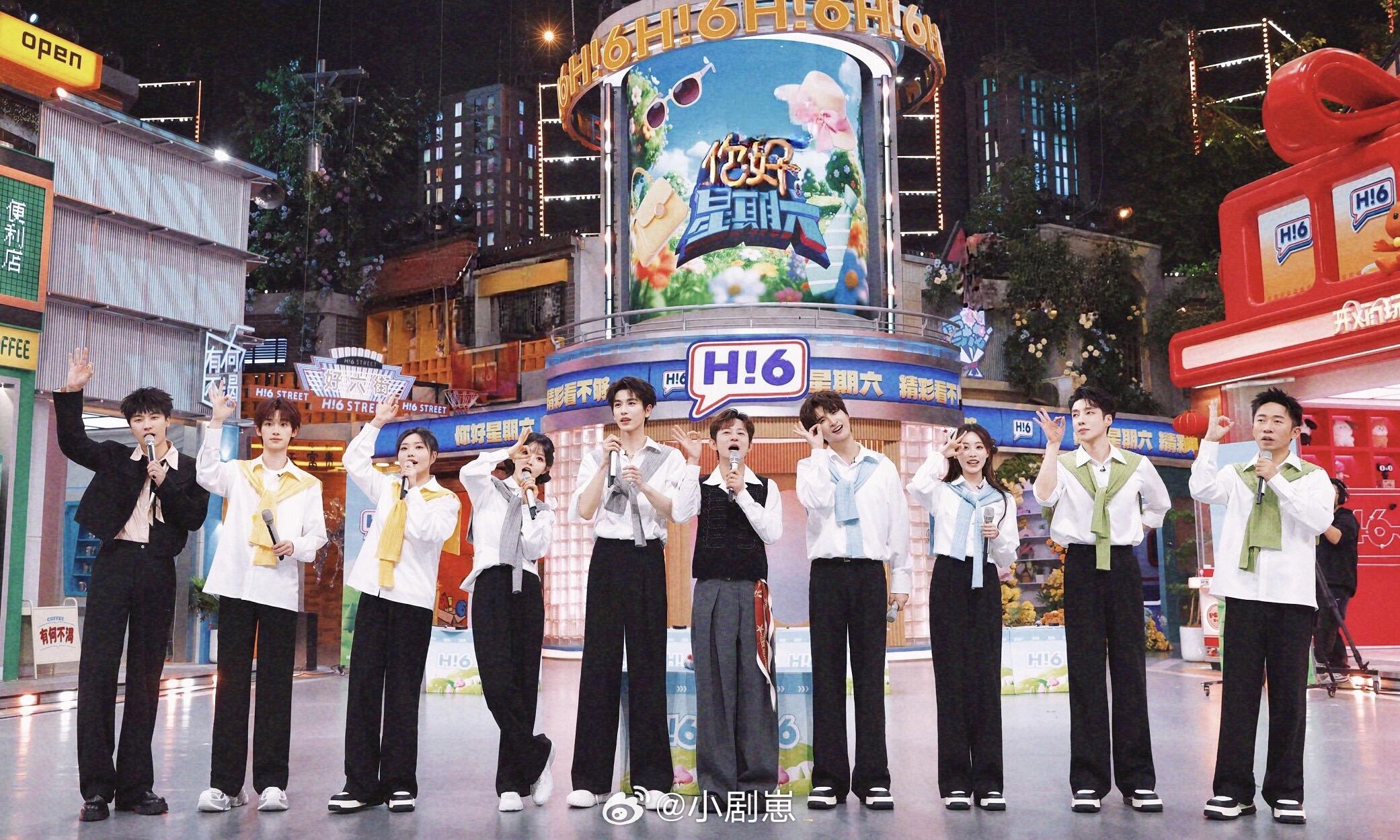 你好星期六一遛黑裤子里显眼的大长腿你好星期六‖