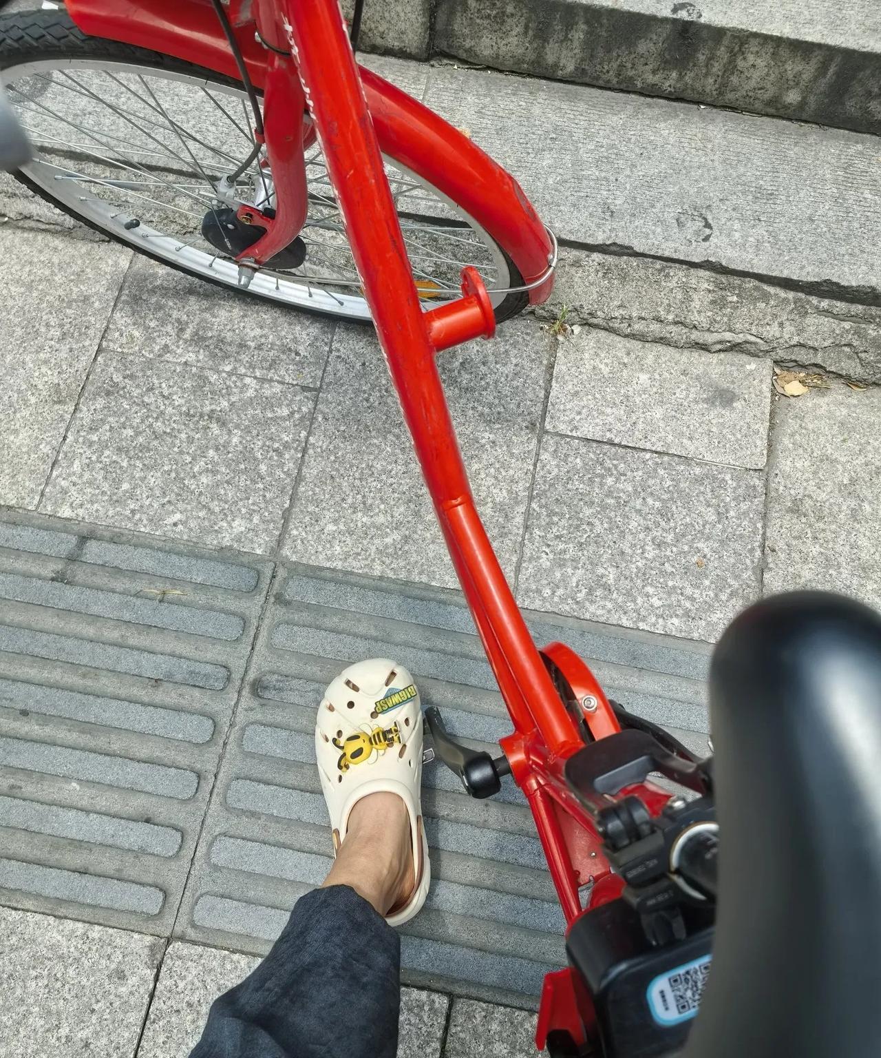 在杭州穿惯了拖鞋，想念高跟鞋了！在杭州，我除了在串串店上班的时候穿小白鞋，夏天