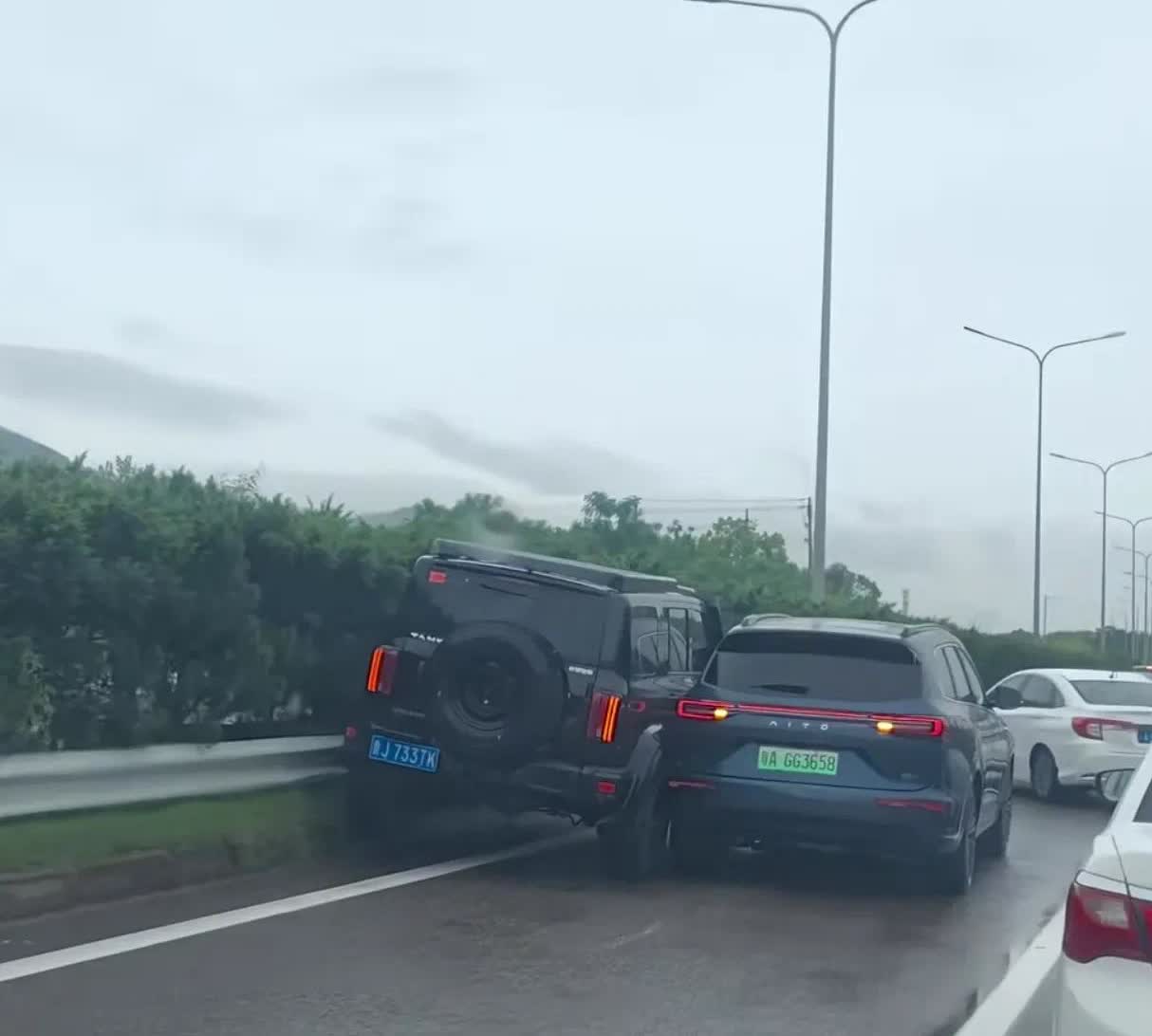 在路上，离问界M7远一点，不是刹住刹不住的问题，而是现在的问界M7车主满脑子都是