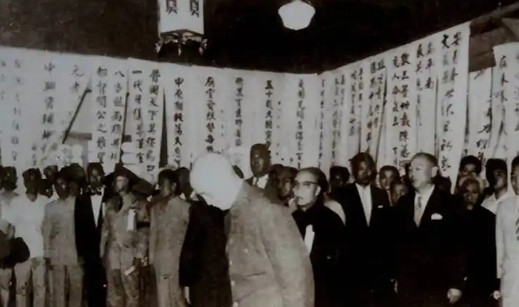 1992年，阎锡山的小儿子回到山西忻州，在老宅门口老泪纵横。然而就在他抬脚准备回