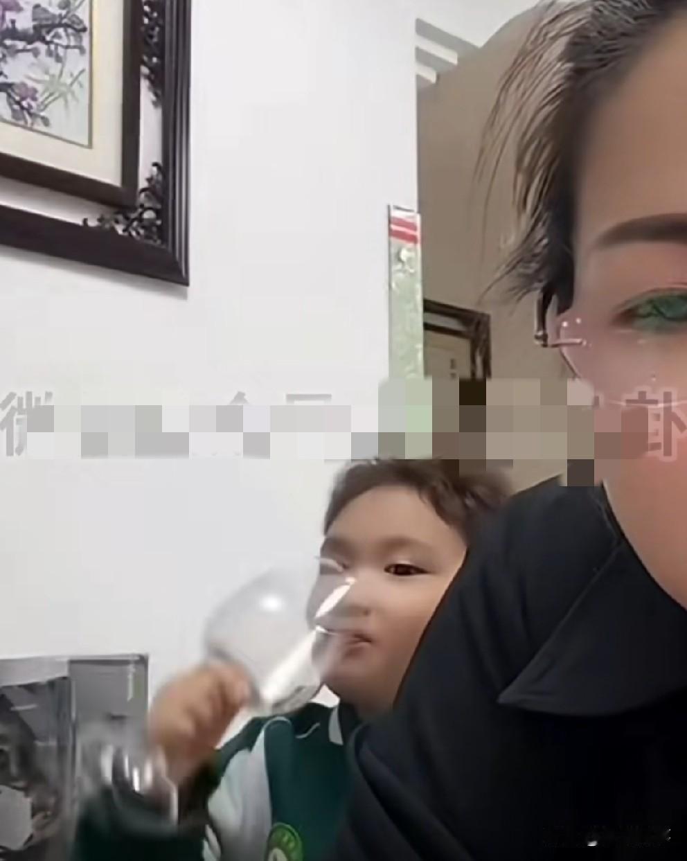 三驴妈默许儿子喝啤酒，多段直播回放被扒出！三驴妈又要