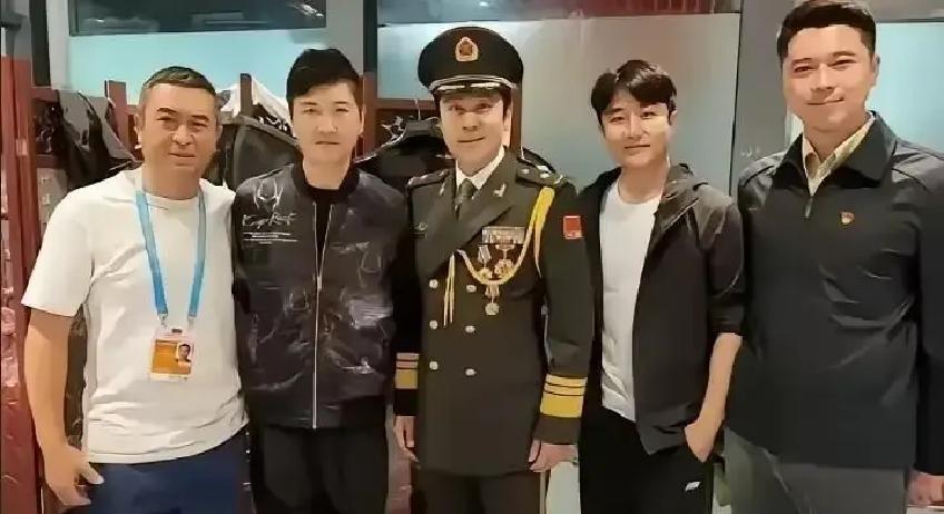 彩排灯一亮，蔡国庆先扣风纪扣，张嘉译下意识把背拔直，孙楠直接稍息站好，三个人一句