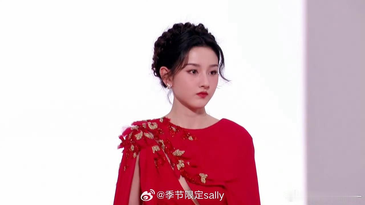 造型师从哪找的这么显老的衣服