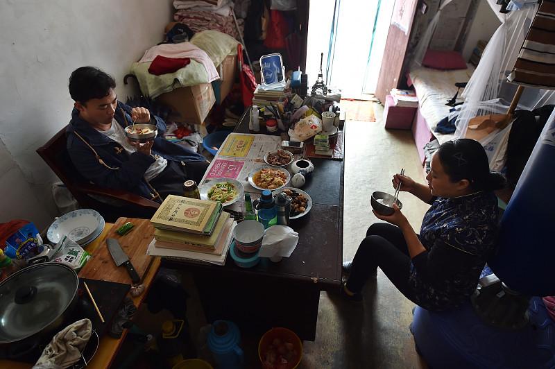 真的看傻了，深圳这起高空抛物的事离谱到我看完半天没缓过来。外来务工的江某和同乡
