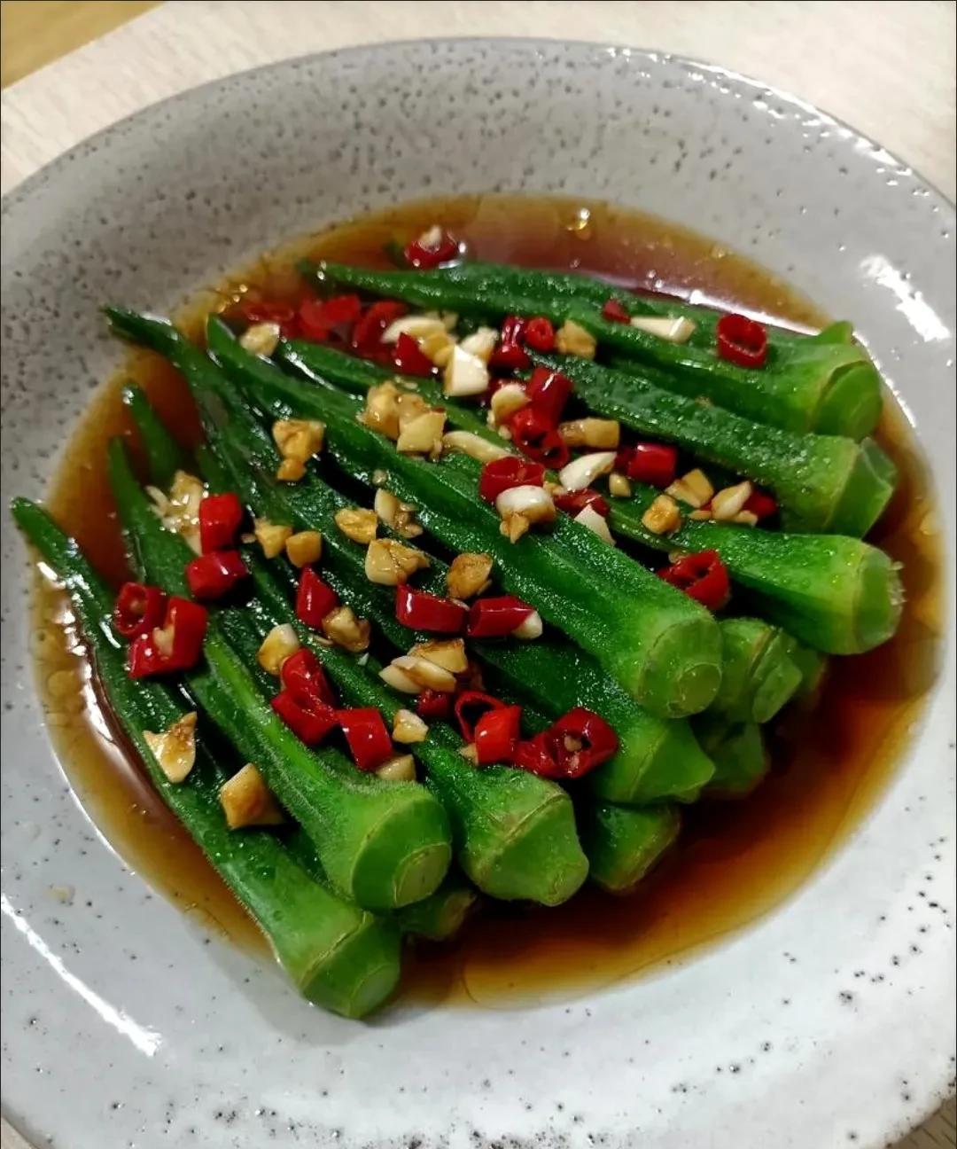 买了点秋葵，中午做了凉拌秋葵，结果上桌后谁也不吃，老公说黏糊糊的，一点也