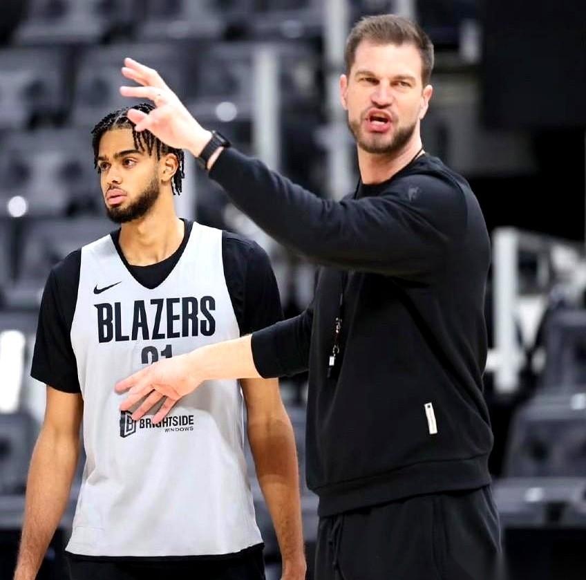 演，接着演。咱家孩子前脚刚被一脚踢到发展联盟，那边的主力中锋，后脚就“哎哟我不