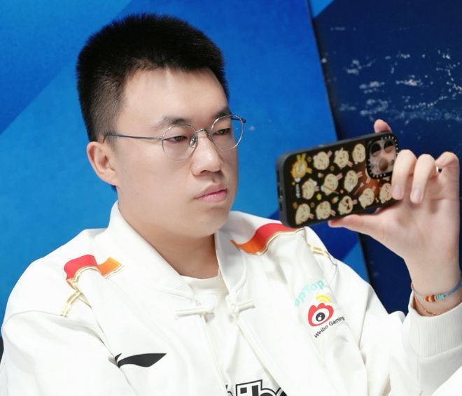 小虎夜市街头低调现身，吃串串香和肉夹馍被网友偶遇，亲切合影毫无架子。作为顶级电竞